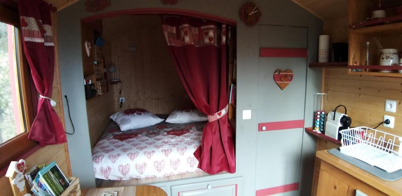 Roulotte Romantique Avec Piscine En Cevennes Monteils (Gard) Exteriör bild